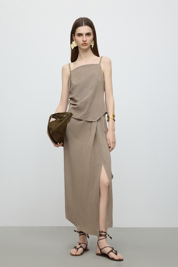 슬릿 허리 플리츠 스커트

미니멀하고 베이직한 디자인의 여성 플리츠 스커트입니다. 라이트 브라운 컬러의 무지 디자인으로, 봄, 여름 계절에 어울립니다. LYOCELL과 POLYAMIDE 소재로 제작되어 편안한 착용감을 선사하며, 레귤러핏으로 슬릿 디테일이 더해져 스타일리시함을 더했습니다. 데이트룩, 카페룩 등 다양한 TPO에 활용하기 좋으며, 허리 조절이 가능합니다. 상의는 별도 판매입니다.
