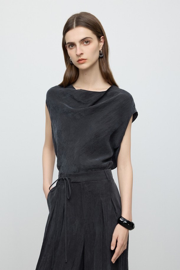 세련된 스윙 칼라 디자인의 블랙 민소매 블라우스입니다. 폴리에스테르와 나일론 혼방 소재로 제작되어 봄, 여름철에 시원하고 편안하게 착용 가능합니다. 미니멀한 무드의 무지 블라우스로, 일상복으로 활용하기 좋습니다.
