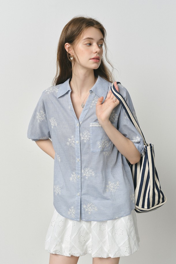 싱그러운 플라워 자수 디테일이 돋보이는 여성 셔츠 블라우스입니다. 시원한 블루 컬러의 면 소재로 제작되어 봄, 여름에 시원하게 착용하기 좋으며, 레귤러 핏과 셔츠 칼라 디자인으로 우아한 분위기를 연출합니다. 백 컷아웃 디테일이 더해져 은은한 섹시함을 더하며, 반소매 기장으로 편안함까지 갖춘 데일리 아이템입니다.
