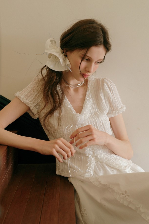 화사한 봄, 여름 스타일을 완성할 여성용 러플 V넥 반소매 가디건입니다. 얇은 폴리에스테르 소재로 제작되어 가볍고 시원하며, 우아한 무드의 러플 디테일이 특징입니다. 분리형 꽃 장식으로 포인트를 더했으며, Cest_Ruffle 자수 벌룬 스커트와 함께 코디하여 더욱 스타일리시하게 연출할 수 있습니다.
