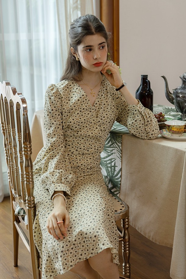 플라워 월드 롱 슬리브 드레스_GREEN은 우아한 분위기를 연출하는 여성용 A라인 플레어 원피스입니다. 봄, 가을 계절에 어울리는 긴 소매 디자인으로, 핏은 레귤러핏이며, 그린 컬러의 폴리에스테르 소재로 제작되었습니다. 뒷면 지퍼와 가슴 부분 이너 버튼 디테일이 있으며, 안감은 없습니다.
