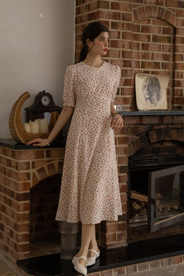 아이보리 컬러의 Pink flower dress는 봄, 여름 시즌에 어울리는 여성 미디 원피스입니다. 부드러운 폴리에스테르 소재에 플라워 패턴과 A라인 플레어 치마핏이 더해져 우아하고 페미닌한 분위기를 연출합니다. 라운드넥, 반소매 디자인에 안감이 있어 편안하게 착용할 수 있으며, 백지퍼와 미디 기장으로 깔끔하게 마감되었습니다.
