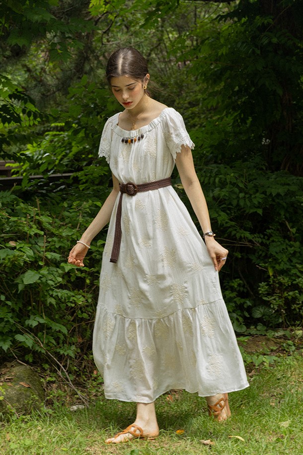 여름날 우아함을 선사할 Summer garden dress_WHITE입니다. 부드러운 레이온, 린넨, 면 혼방 소재로 제작되어 시원하고 편안한 착용감을 자랑하며, A라인의 티어드 치마는 여성스러운 실루엣을 연출합니다. 스퀘어넥, 반소매 디자인에 얇은 두께감으로 시원함을 더하고, 벨트와 어깨 밴딩, 안감 처리로 편의성과 실용성을 높인 루즈핏 원피스입니다.
