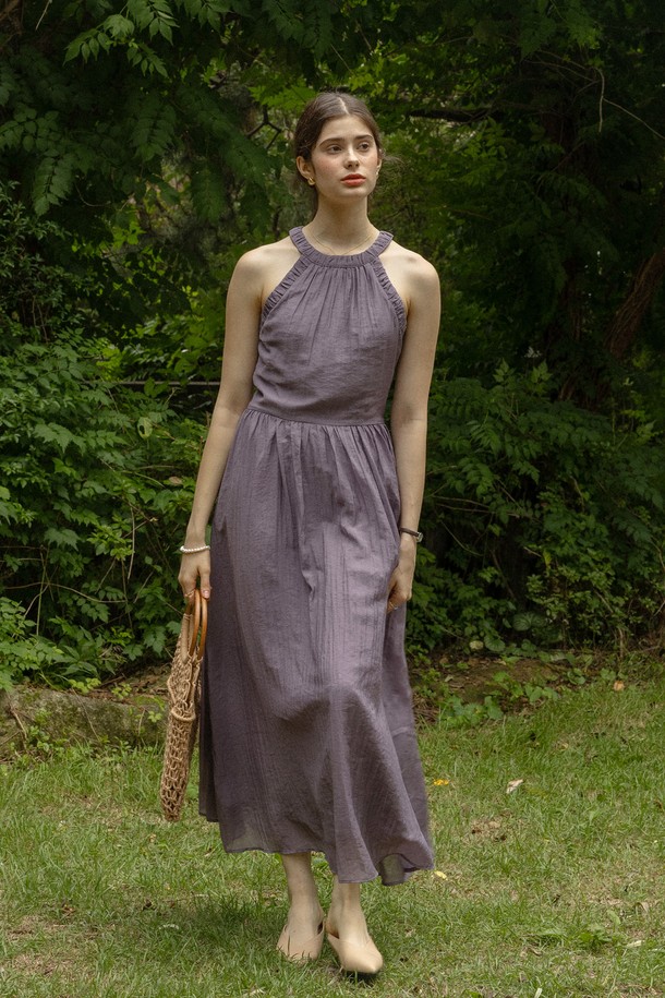 세련된 실루엣을 연출하는 Elegant sleeveless dress_PURPLE입니다. 부드러운 Viscose와 나일론 혼방 소재로 제작되어 봄, 여름 시즌에 시원하고 편안하게 착용할 수 있습니다. 홀터넥 디자인과 롱 기장, 백 지퍼 클로징 디테일이 우아한 분위기를 더하며, 안감 처리가 되어 비침 걱정 없이 착용 가능합니다.
