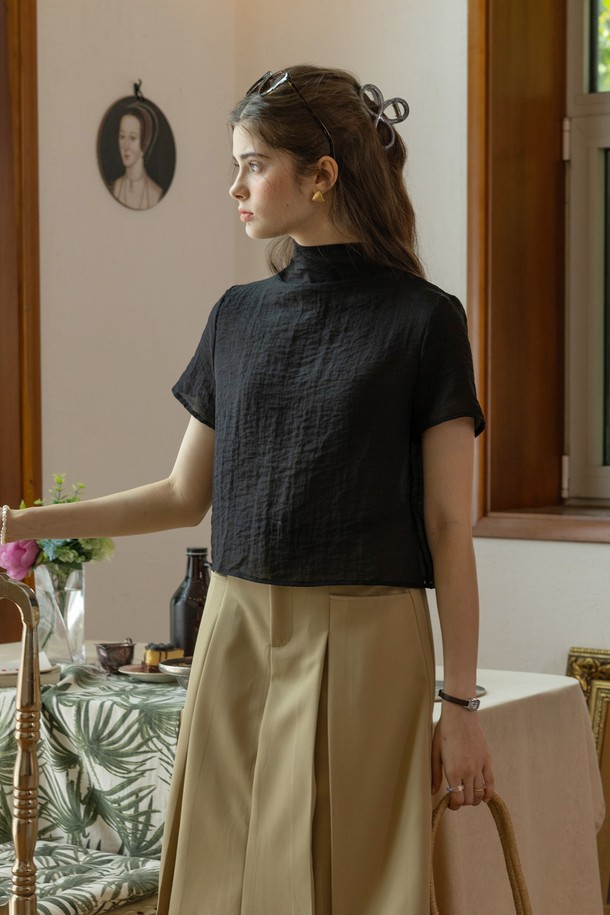 가볍고 슬림한 핏의 여성 반소매 숏 셔츠입니다. LYOCELL, NYLON, LINEN 혼방 소재로 부드러운 촉감을 선사하며, 봄, 여름 시즌에 시원하게 착용하기 좋습니다. IVORY, BLACK 두 가지 색상으로 출시되었으며, 라운드넥에 뒷면 버튼 여밈 디테일이 있습니다.
