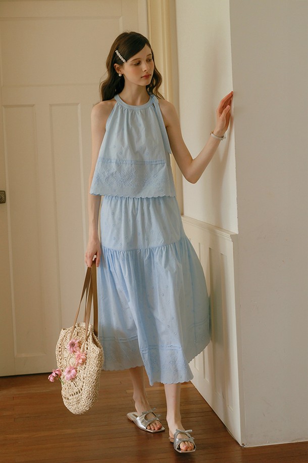 **코튼 자수 밴딩 스커트**

부드러운 면 소재로 제작된 코튼 자수 밴딩 스커트는 여름철 우아하면서도 편안한 스타일을 연출합니다. 허리 밴딩과 루즈핏으로 편안한 착용감을 선사하며, 롱 기장과 A라인 핏이 여성스러운 실루엣을 완성합니다. 

은은한 블루 컬러에 섬세한 자수 디테일이 더해져 캐주얼하면서도 로맨틱한 무드를 자아냅니다. 데이트룩, 여행룩, 휴가룩 등 다양한 TPO에 활용 가능하며, 캐주얼, 클래식, 로맨틱 스타일을 모두 소화할 수 있습니다. 안감이 있어 비침 걱정 없이 즐길 수 있습니다.
