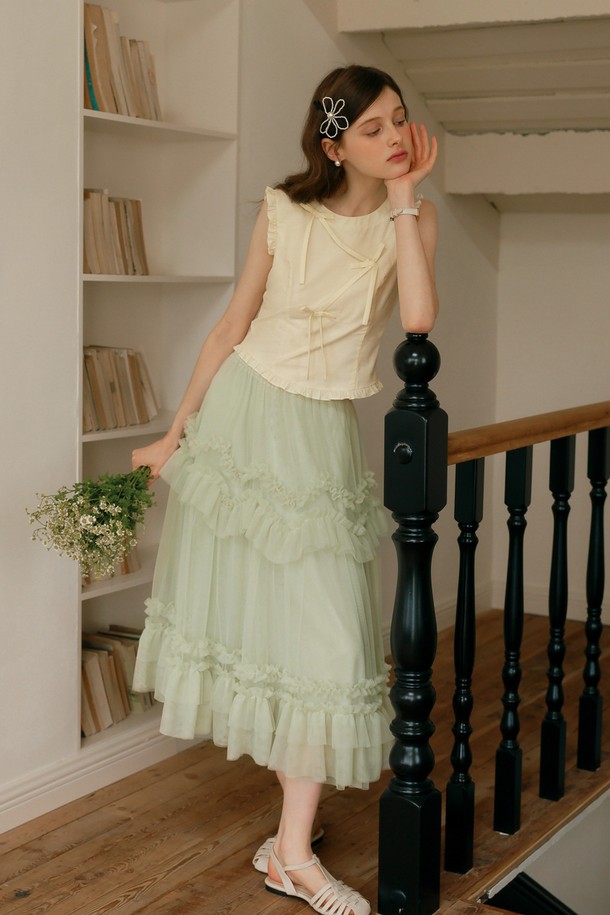 Puffy mesh layer ruffle skirt (퍼피 메쉬 레이어 러플 스커트)는 여성스러운 매력을 극대화하는 스커트입니다. 부드러운 폴리에스테르 소재와 안감으로 편안한 착용감을 선사하며, 통기성이 좋은 여름용으로 제작되었습니다. 민트 색상과 메쉬 레이어드, 러플 디테일이 어우러져 우아하고 로맨틱한 무드를 연출합니다. 데이트룩, 카페룩, 휴가룩 등 다양한 TPO에 활용할 수 있으며 FREE 사이즈로 폭넓은 체형에 적합합니다. 걸리시, 로맨틱, 리조트 스타일을 즐겨 입는 분들께 추천합니다.
