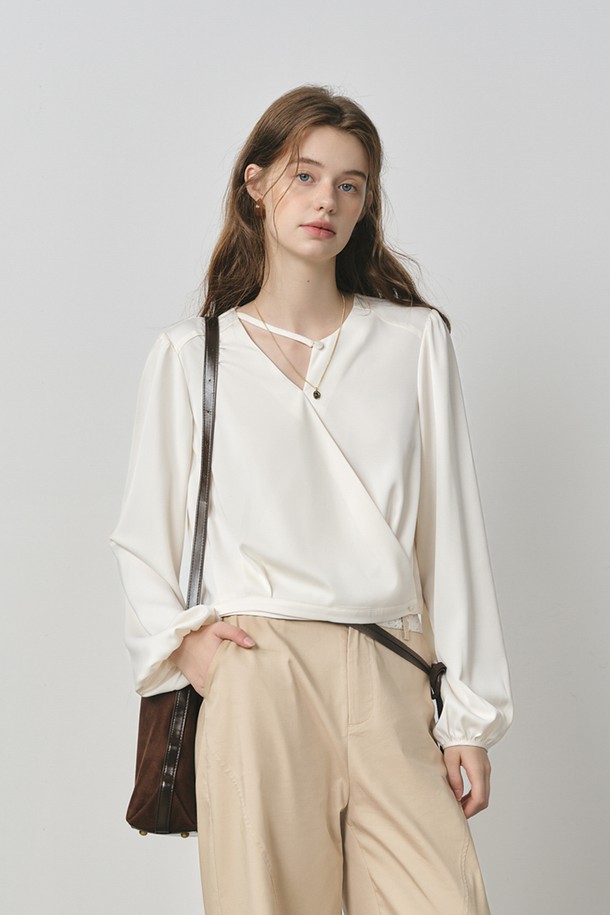 아이보리 컬러의 디자인 컷아웃 블라우스입니다. 봄, 여름 시즌에 어울리는 얇은 두께감의 레귤러핏 긴소매 블라우스로, 부드러운 촉감의 폴리에스테르와 스판덱스 혼방 소재로 제작되었습니다. 브이넥 디자인과 컷아웃 디테일이 미니멀하면서도 시크한 무드를 연출하며, 데이트룩, 카페룩, 모임룩 등 다양한 TPO에 활용하기 좋습니다. 무지 디자인으로 어떤 스타일에도 쉽게 매치할 수 있어 활용도가 높습니다.
