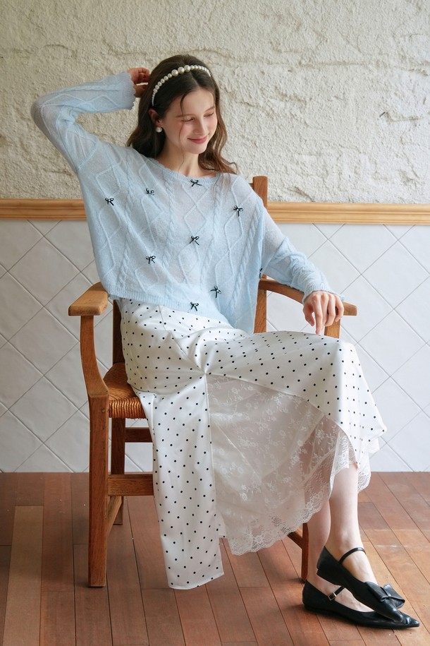 폴카 도트 레이스 레이어드 스커트는 로맨틱하고 우아한 스타일을 연출하는 여성용 스커트입니다. 얇고 부드러운 폴리에스테르 소재로 제작되어 여름에 시원하게 착용 가능하며, A라인 핏에 레이어드 디자인과 도트 & 레이스 패턴이 특징입니다. 총 85cm 기장으로, 데이트룩, 카페룩, 쇼핑룩 등 다양한 TPO에 활용하기 좋습니다. 클래식하면서도 미니멀한 스타일을 선호하는 분들께 추천합니다. 화이트 컬러의 이 스커트는 당신의 옷장에 여성스러움을 더할 것입니다.
