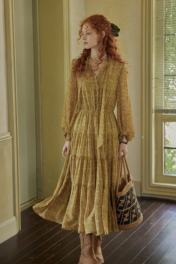 클래식 플로럴 케이크 드레스는 로맨틱한 분위기를 자아내는 여성용 원피스입니다. 옐로우 컬러 바탕에 스트라이프와 플라워 패턴이 어우러져 화사함을 더하며, 봄, 여름 계절에 잘 어울립니다. 긴 소매와 루즈핏 디자인으로 편안한 착용감을 선사하며, 조절 가능한 넥 스트링과 내부 안감이 있어 실용성을 높였습니다. 데이트룩, 카페룩, 봄 소풍룩 등 다양한 TPO에 맞춰 로맨틱, 클래식, 걸리시 스타일을 연출해보세요. 티어드 치마 디자인이 사랑스러운 실루엣을 완성합니다.
