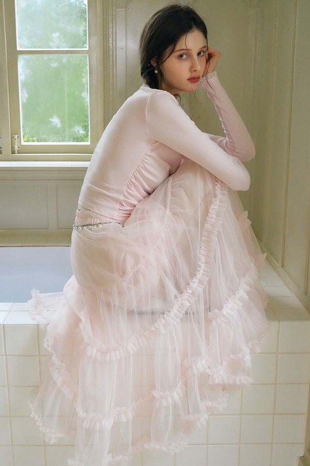 페어리 메쉬 밴딩 스커트는 우아한 무드를 연출하는 여성용 메쉬 스커트입니다. 핑크 색상의 A라인 핏으로, 여름철 데이트룩, 카페룩, 모임룩에 적합합니다. 로맨틱, 클래식, 미니멀 스타일을 모두 소화하며, 허리 체인 장식으로 포인트를 더했습니다. 프리 사이즈이며, 안감이 있어 비침 걱정 없이 착용 가능합니다. 폴리에스테르 소재의 밴딩 스커트로 편안하게 즐겨 입을 수 있습니다.
