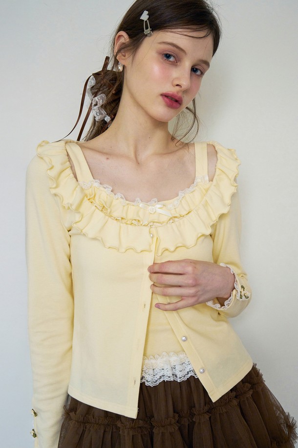 **Ruffle pearl button cardigan (러플 펄 버튼 가디건)**

부드러운 촉감의 옐로우 컬러 여성용 가디건입니다. 면, 비스코스, 폴리에스터 혼방 소재로 제작되어 여름과 가을에 얇고 시원하게 착용할 수 있습니다. 라운드넥에 레귤러 핏으로, 러플 디테일과 진주 버튼, 레이스 장식이 더해져 우아하고 클래식한 분위기를 연출합니다. 긴 소매 기장과 무지 패턴으로 데이트룩, 카페룩, 모임룩 등 다양한 TPO에 활용할 수 있습니다. 미니멀, 로맨틱, 클래식 스타일을 즐겨 입는 여성분들께 추천합니다.
