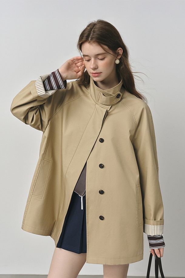 베이지 컬러의 스트라이프 커프스 미디 기장 트렌치코트입니다. 면과 폴리에스테르 혼방 소재로 제작되어 봄, 가을 두 계절에 걸쳐 착용하기 좋습니다. 캐주얼, 클래식, 미니멀 스타일을 모두 소화하며, 루즈핏으로 편안한 착용감을 선사합니다. 출근룩, 데이트룩 등 다양한 TPO에 활용 가능하며, 스트라이프 커프스 디테일이 돋보이는 디자인입니다. 버튼 여밈 방식으로 간편하게 착용할 수 있습니다.

