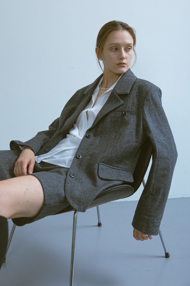 다크 그레이 컬러의 버튼 수트 세트는 봄, 가을, 겨울 시즌에 어울리는 여성 의류입니다. 울, 나일론, 폴리에스테르 혼방의 두꺼운 소재로 제작되어 쌀쌀한 날씨에도 따뜻하게 착용할 수 있으며, 안감이 있어 착용감을 높였습니다. 미니멀하고 클래식한 디자인에 재킷과 팬츠가 한 세트로 구성되어, 오피스룩, 출근룩, 모임룩 등 다양한 TPO에 시크하게 연출할 수 있습니다.
