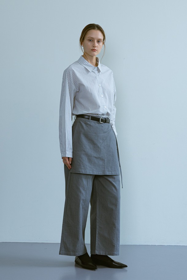 루즈 에이프런 팬츠 (Loose apron pants)는 미니멀하고 클래식한 스타일을 추구하는 여성들을 위한 바지입니다. 면 소재로 제작되어 편안한 착용감을 선사하며, 봄, 여름, 가을 세 계절 모두 활용 가능합니다. 화이트, 옐로우, 그레이 세 가지 색상으로 출시되어 다양한 상의와 매치하기 용이합니다. 루즈핏에 긴 기장으로 편안함과 스타일을 동시에 잡았으며, 미니멀한 디자인에 레이어드 디테일을 더해 세련된 무드를 연출합니다. 동네 마실룩, 카페룩, 여행룩 등 TPO에 구애받지 않고 폭넓게 활용할 수 있습니다.
