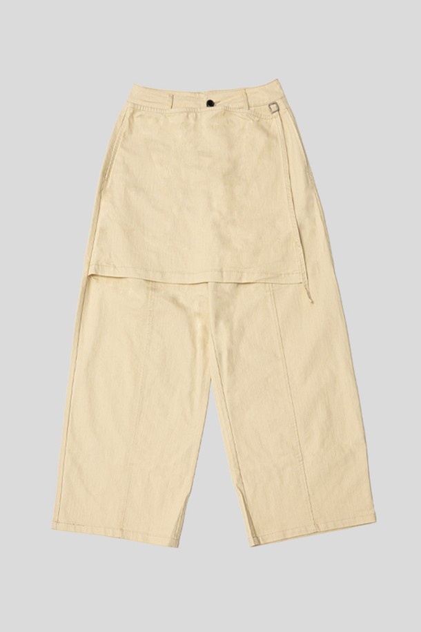 루즈 에이프런 팬츠 3컬러 (Loose apron pants_3color)는 미니멀하고 클래식한 스타일을 추구하는 여성 고객을 위한 바지입니다. 봄, 여름, 가을, 세 계절에 걸쳐 활용할 수 있으며, 데이트룩이나 카페룩에 잘 어울립니다. 면 소재로 제작되어 편안한 착용감을 선사하며, 넉넉한 루즈핏과 긴 기장으로 다리 라인을 커버해 줍니다. 화이트, 옐로우, 그레이 세 가지 색상으로 출시되어 다양한 상의와 매치하기 용이합니다. 미니멀한 디자인에 은은한 움직임이 있는 디테일이 더해졌으며, 벨트는 별도 구매입니다.
