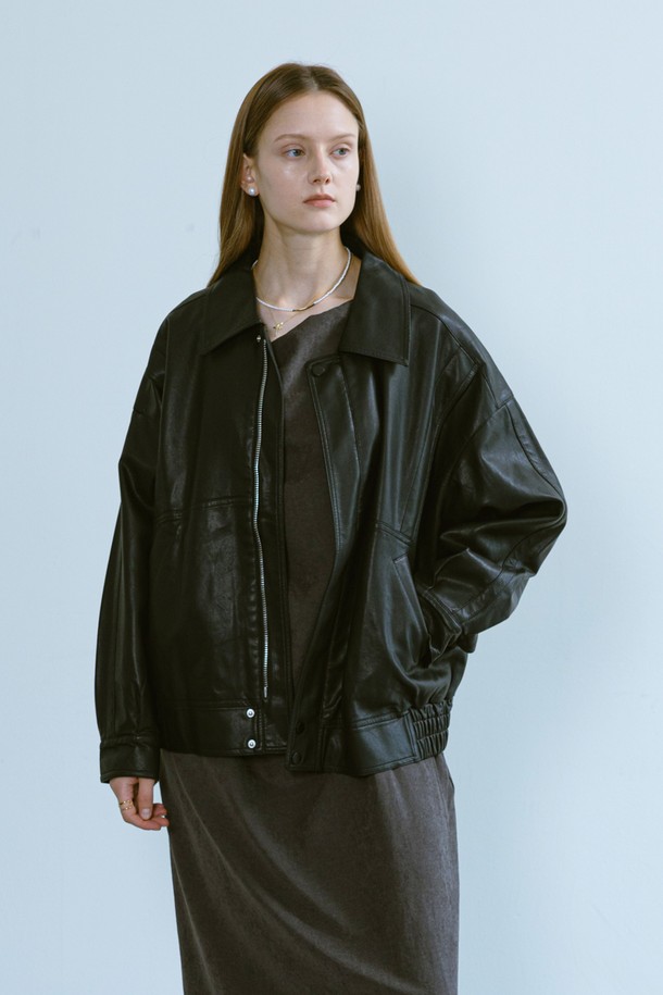 Fall 레더 재킷_블랙은 일상, 데이트룩에 어울리는 미니멀, 시크, 클래식 스타일의 가죽 재킷입니다. 두꺼운 두께감과 루즈 핏으로 제작되어 가을 시즌 따뜻하고 편안하게 착용할 수 있습니다. 블랙 컬러의 무지 디자인으로 어떤 스타일에도 쉽게 매치할 수 있으며, 긴 소매와 집업 여밈 방식으로 시크한 매력을 더합니다. 안감 처리가 되어 있어 고급스러운 착용감을 선사합니다. 폴리우레탄 소재로 제작되었습니다.
