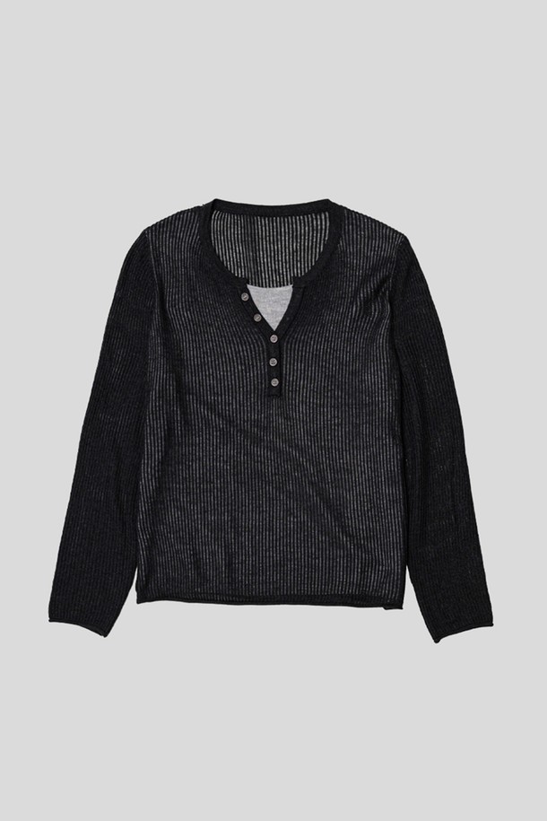 니트 페이크 투피스 상의 3컬러는 가을, 겨울철 데일리룩을 위한 여성용 니트/스웨터입니다. 미니멀하고 베이직한 스타일로, 그레이, 차콜, 레드 3가지 색상으로 출시되었습니다. 라운드넥에 레귤러핏, 긴소매 기장으로 디자인되었으며, 페이크 레이어드 디테일이 특징입니다. 폴리에스테르, 아크릴, 비스코스, 나일론 혼방 소재로 제작되어 부드러운 촉감을 선사합니다. 중간 두께감으로 간절기부터 겨울까지 따뜻하게 착용할 수 있습니다.
