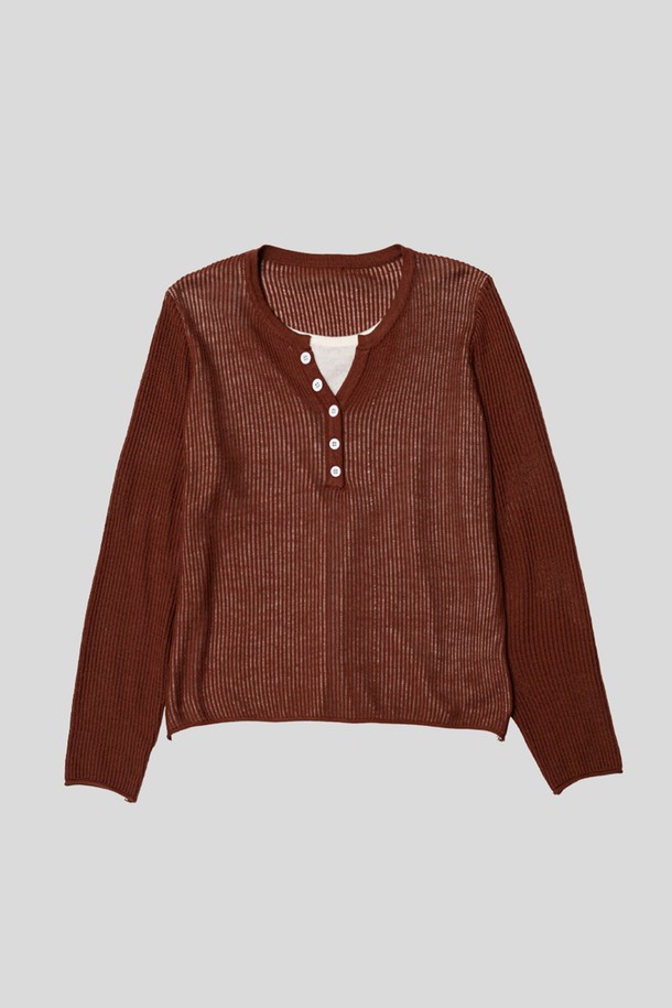 니트 페이크 투피스 탑_3컬러는 가을, 겨울에 어울리는 여성 상의입니다. 차분하고 미니멀한 스타일로, 일상, 카페, 모임 등 다양한 TPO에 활용하기 좋습니다. 부드러운 촉감의 두꺼운 니트 소재로 제작되었으며, 페이크 투피스 디자인이 특징입니다. 색상은 그레이, 차콜, 레드로 출시되었습니다. 라운드넥과 롱 슬리브(긴소매) 디자인으로, 레귤러핏으로 편안하게 착용할 수 있습니다.
