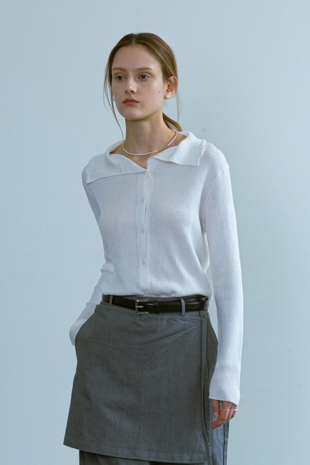 라펠 니트 탑_화이트는 여성 의류로, 미니멀하고 베이직한 스타일을 추구하는 분들을 위한 상의입니다. 봄, 가을, 겨울 계절에 착용하기 좋으며, 라펠 네크라인과 긴소매 디자인이 특징입니다. 부드러운 촉감의 아크릴, 폴리에스테르, 나일론, 울 혼방 소재로 제작되어 편안하게 착용할 수 있습니다. 레귤러핏으로 제작되었으며, 데이트룩, 카페룩, 출근룩 등 다양한 TPO에 활용 가능합니다. 미니멀, 클래식, 캐주얼 스타일을 연출하기에 적합하며, 얇은 두께감으로 은은한 움직임 디테일과 세련된 우아함을 더합니다.
