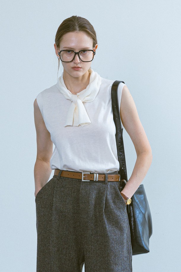 타이 니트 베스트_2컬러는 아이보리와 그레이 두 가지 색상으로 출시된 여성용 니트 베스트입니다. 아크릴과 울 소재를 사용하여 가을, 겨울에 따뜻하게 착용할 수 있으며, 미니멀한 스타일을 연출합니다. 라운드넥에 민소매 기장으로, 레귤러핏으로 제작되어 데이트룩, 카페룩, 겨울 데일리룩 등 다양한 TPO에 활용 가능합니다. 심플한 디자인과 차분한 분위기로 미니멀, 클래식, 캐주얼 스타일을 즐기는 분들께 추천합니다. 절제된 아름다움을 표현하는 니트 베스트입니다.
