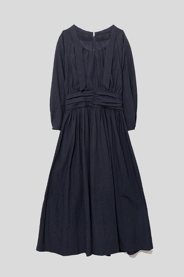 우아함이 돋보이는 와이드 슬리브 드레스, 두 가지 색상으로 만나보세요. 넉넉한 와이드 소매 디자인이 팔 라인을 더욱 여성스럽고 세련되게 연출합니다. 데이트룩, 모임룩, 소개팅룩 등 특별한 날을 위한 완벽한 아이템입니다. 클래식, 미니멀, 로맨틱 스타일을 모두 아우르는 디자인으로, 어떤 분위기에도 잘 어울립니다. 무지 패턴으로 깔끔함을 더하여 엘레강스한 무드를 선사합니다.
