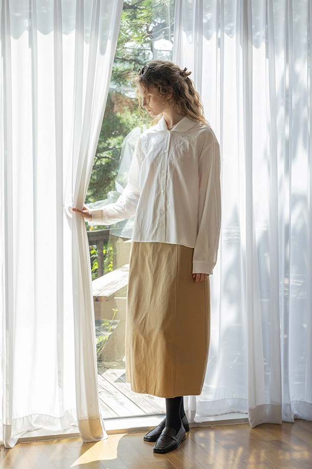 베이직하고 미니멀한 무드의 여성용 스트레이트 슬림 스커트입니다. 봄, 여름, 가을 시즌에 착용하기 좋으며, H라인 슬림핏으로 깔끔한 실루엣을 연출합니다. 오피스룩, 비즈니스 캐주얼, 모임룩 등 다양한 TPO에 활용 가능합니다. 베이지, 화이트 두 가지 컬러로 출시되어, 어떤 상의와도 쉽게 매치할 수 있습니다. 슬림 스커트 특유의 시크한 스타일을 연출해보세요.
