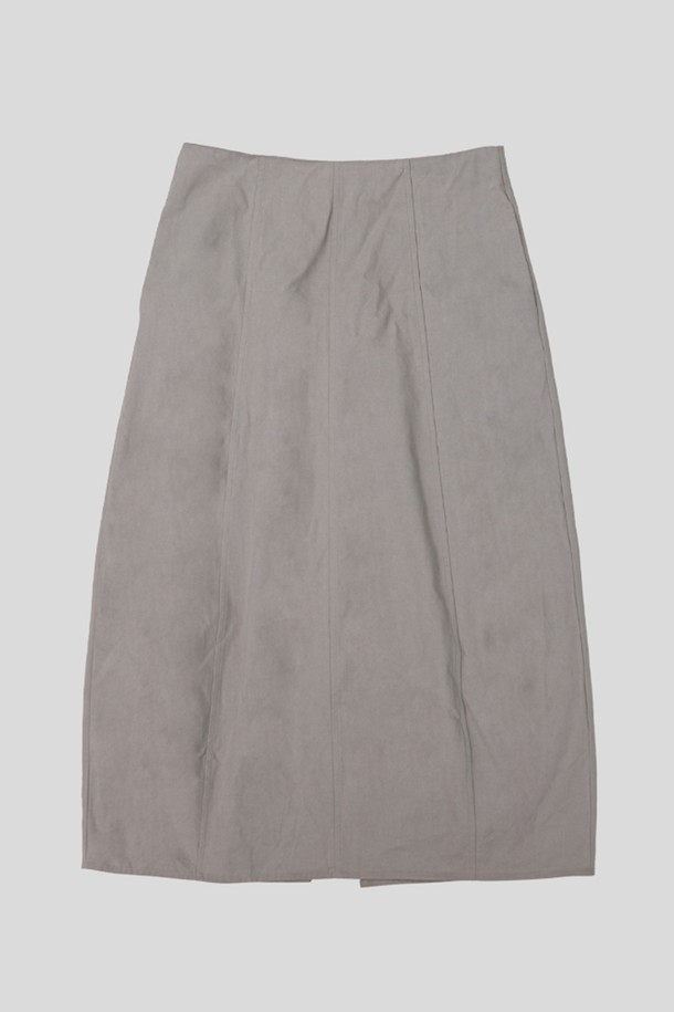 **스트레이트 슬림 스커트_2컬러**

미니멀하고 세련된 스타일의 여성용 스트레이트 슬림 스커트입니다. H라인으로 떨어지는 슬림핏 디자인으로, 블랙과 아이보리 두 가지 컬러로 출시되었습니다. 일상, 오피스룩, 출근룩, 모임룩 등 다양한 TPO에 활용 가능하며, 베이직하고 미니멀한 스타일을 연출하기 좋습니다. 사계절 모두 착용할 수 있는 실용적인 아이템으로, 시크하고 클래식한 분위기를 더해줍니다. 무지 디자인으로 어떤 상의와도 매치하기 용이합니다.
