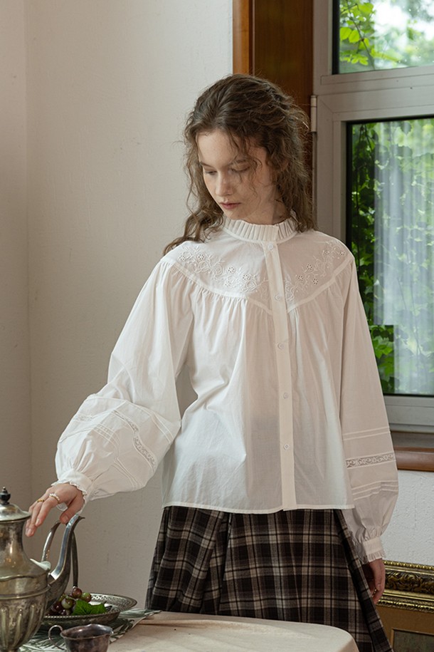 화이트 할로우 패턴 셔츠는 봄, 여름 시즌에 어울리는 여성 상의입니다. 얇은 두께감으로 시원하게 착용 가능하며, 캐주얼하고 미니멀한 스타일을 연출합니다. 할로우(Hollow) 패턴 디테일이 돋보이며, 봄 소풍룩에 포인트를 더해줍니다. 다양한 하의와 매치하여 개성 있는 스타일링을 완성해보세요.
