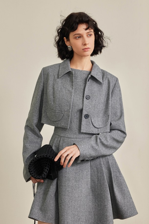 가을 패션의 필수템, 숏 재킷 2컬러입니다. 베이직하고 미니멀한 스타일로, 겨울 데일리룩, 출근룩, 모임룩 등 TPO에 구애받지 않고 활용하기 좋습니다. 부드러운 폴리에스테르와 스판덱스 혼방 소재로 제작되어 편안한 착용감을 선사하며, 도톰한 두께감과 안감으로 보온성을 높였습니다. 베이지, 그레이 두 가지 색상으로 출시되어, 어떤 옷에도 쉽게 매치할 수 있습니다. F/W 컬렉션으로, 시크하고 클래식한 무드를 연출해보세요.
