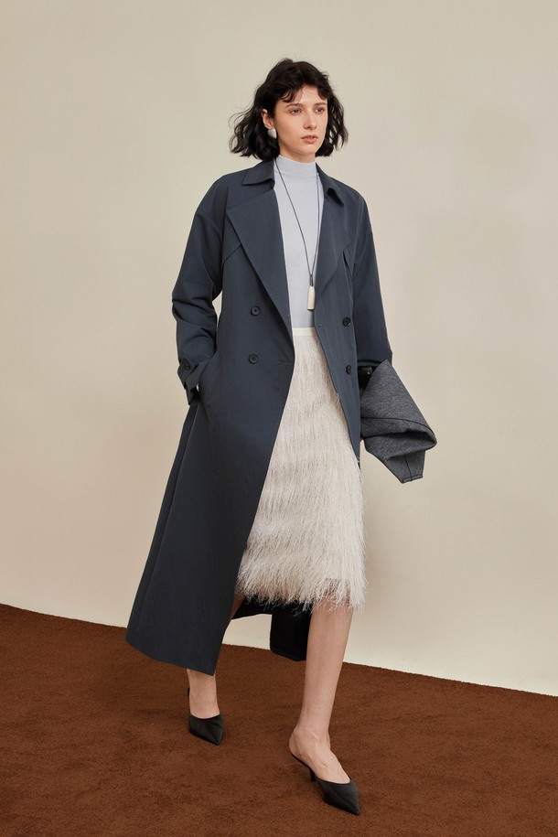 레펠 웨이스트 밴드 트렌치 코트, 베이지와 네이비 두 가지 색상으로 만나보세요. 여성 의류로, 가을과 겨울에 어울리는 롱 기장의 트렌치 코트입니다. 클래식하고 베이직한 스타일을 연출하며, 허리 스트링과 안감이 특징입니다. 면, 나일론, 텐셀 혼방 소재로 제작되어 적당한 두께감과 긴 소매 기장으로 편안하게 착용할 수 있습니다. 출근룩, 오피스룩, 가을 나들이룩에 활용하기 좋은 레귤러핏 버튼 여밈 코트입니다.
