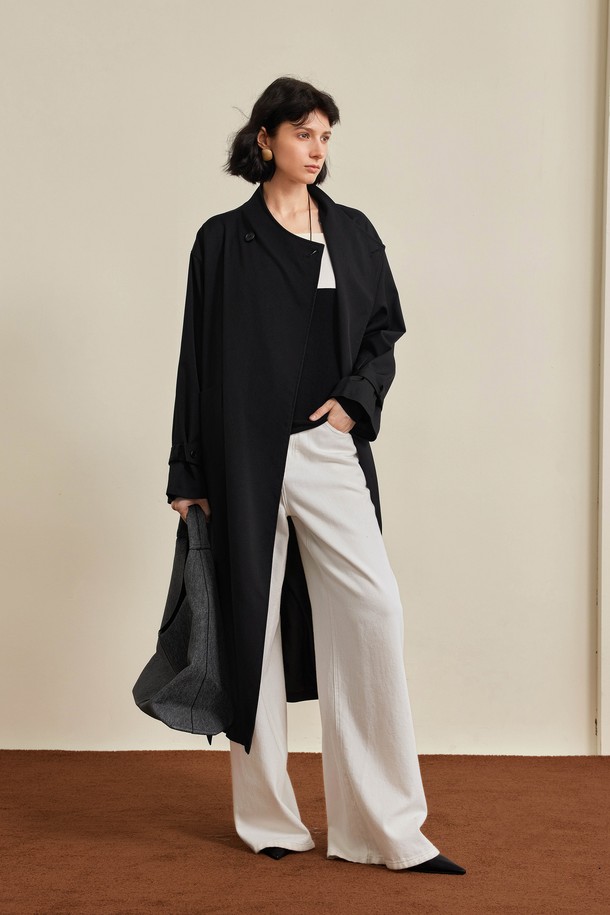 레이스업 루즈 트렌치 코트_2color는 가을과 겨울, 두 계절에 걸쳐 활용 가능한 여성용 아우터입니다. 브라운과 블랙, 두 가지 색상으로 출시되었으며, 롱 기장의 루즈핏 트렌치 코트 디자인입니다. 안감이 있어 보온성을 높였으며, 허리끈으로 허리 라인을 잡아 스타일리시하게 연출할 수 있습니다. 미니멀, 클래식 스타일을 선호하는 분들께 추천하며, 출근룩, 겨울 데일리룩, 오피스룩 등 다양한 TPO에 활용하기 좋습니다. 무지 패턴에 원라인 네크라인으로 시크한 매력을 더했습니다.
