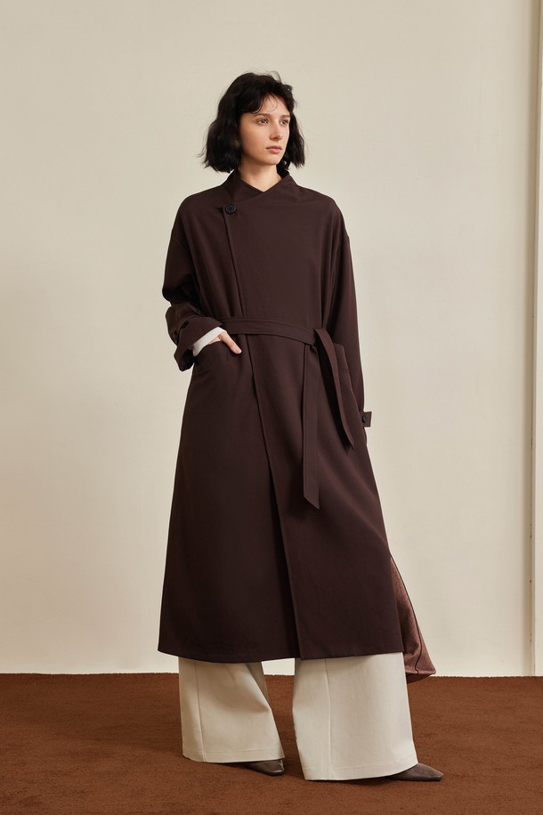 레이스업 루즈 트렌치 코트 2컬러는 가을과 겨울에 어울리는 여성용 트렌치 코트입니다. 브라운, 블랙 두 가지 색상으로 출시되었으며, 미니멀하고 클래식한 스타일을 연출할 수 있습니다. 롱 기장에 루즈 핏으로 편안하게 착용 가능하며, 허리끈이 있어 다양한 스타일을 연출할 수 있습니다. 안감이 있어 따뜻하며, 출근룩, 오피스룩, 겨울 데일리룩 등 다양한 TPO에 활용하기 좋습니다. 폴리에스테르와 스판덱스 혼방 소재로 제작되어 두께감이 있으며, 무지 패턴에 원라인 넥 디자인이 특징입니다.
