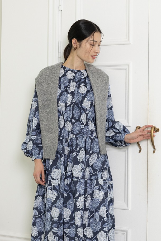 플로럴 오텀 롱 슬리브드 드레스_3컬러는 여성 의류로, 가을에 어울리는 A라인 핏의 롱 슬리브 원피스입니다. 그린 블루, 브라운 두 가지 색상으로 출시되었으며, 체크와 플라워 패턴이 조화롭게 어우러져 클래식하고 우아한 스타일을 연출합니다. 면 소재로 제작되어 편안한 착용감을 선사하며, 플리츠 디테일과 비대칭 패턴이 돋보입니다. 니트 베스트와 함께 코디하여 다양한 스타일을 연출할 수 있으며, 데이트룩, 카페룩, 가을 나들이룩에 적합합니다. 로맨틱하면서도 미니멀한 무드를 동시에 즐길 수 있는 플로럴 롱 슬리브드 드레스입니다.
