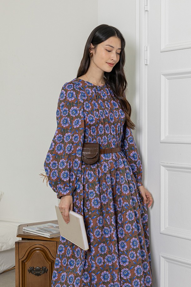 플로럴 오텀 롱 슬리브드 드레스, 3가지 색상으로 만나보세요. 가을 분위기를 물씬 풍기는 플로럴 체크 패턴의 롱 슬리브드 원피스입니다. A라인 핏과 플리츠 치마 타입으로 클래식하고 우아한 스타일을 연출하며, 넉넉한 루즈핏으로 편안함까지 더했습니다. 라운드넥 디자인에 긴소매로, 데이트룩, 가을 나들이룩, 모임룩 등 다양한 TPO에 활용 가능합니다. 그린 블루, 브라운 두 가지 색상으로 만나볼 수 있으며, '더블 플리츠드 니트 베스트'와 함께 코디하면 더욱 멋스럽습니다. 면 소재로 제작되었으며, 프리 사이즈로 편안하게 착용할 수 있습니다.
