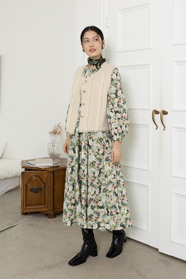 플로럴 오텀 롱 슬리브 드레스_3컬러는 가을의 우아함을 담은 여성 원피스입니다. 그린 블루, 브라운 두 가지 색상으로 출시되었으며, 클래식하고 로맨틱한 스타일을 연출합니다. 면 소재로 제작되어 편안한 착용감을 선사하며, A라인 플리츠 스커트와 긴소매 디자인이 여성스러운 실루엣을 강조합니다. 비대칭 체크 패턴이 돋보이며, 데이트룩, 카페룩, 가을 나들이룩에 매치하기 좋습니다. 코디용 베스트는 별도 판매됩니다.
