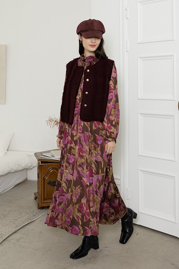 컬러블록 롱 슬리브 드레스 투 컬러는 클래식하고 우아한 스타일을 연출하는 여성 롱 원피스입니다. 핑크와 퍼플 두 가지 색상으로 제공되며, 가을에 어울리는 얇은 두께의 폴리에스테르 소재로 제작되었습니다. 체크 패턴과 칼라넥, 긴 소매로 디자인되었으며, 루즈핏으로 편안하게 착용할 수 있습니다. 웨이스트라인의 리본 디테일과 플리츠 디자인이 여성스러운 분위기를 더하며, 데이트룩, 모임룩, 가을 나들이룩에 적합합니다. 조절 가능한 리본으로 허리 라인을 강조하여 로맨틱하고 미니멀한 스타일을 완성해보세요.
