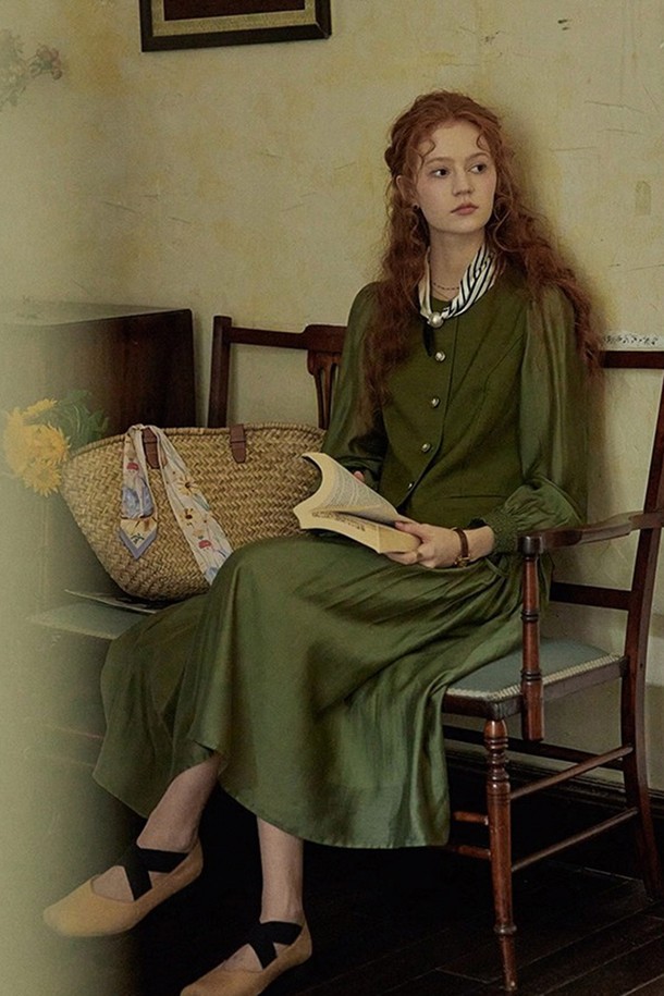 빈티지 느낌을 살린 페이크 투피스 원피스입니다. 여성스러운 실루엣을 연출하며, 클래식하고 레트로한 스타일을 완성합니다. 투피스 디자인으로 세련된 무드를 더해주어 일상 속에서 특별함을 선사합니다. 
