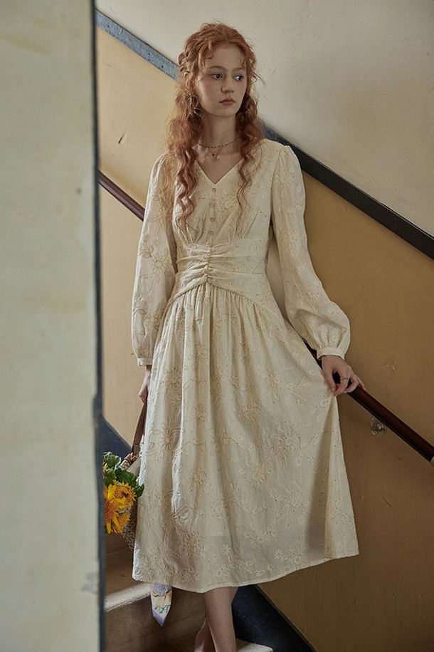 세퀸 자수 셔링 드레스는 화려한 스타일을 연출하고 싶은 여성 고객을 위한 드레스입니다. 파티룩, 연말 모임룩, 모임룩 등 특별한 날에 로맨틱하면서도 클래식하고, 리조트 분위기를 내기 좋습니다. 스팽글과 자수 디테일이 돋보이며, 셔링 디자인으로 여성스러운 실루엣을 강조합니다. 특별한 날, 당신의 아름다움을 더욱 돋보이게 해줄 드레스입니다.
