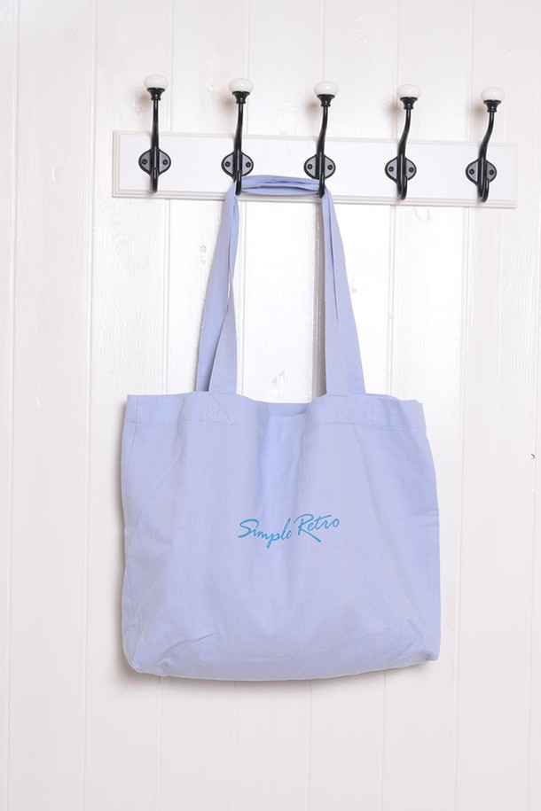 "Literary vintage bag" (리터러리 빈티지 백)은 부드러운 표면 질감의 사각 가방입니다. 비스코스, 린넨 소재로 제작되었으며, 내부 라이닝으로 실용성을 더했습니다. 색상은 옐로우, 핑크, 블루 3가지로 출시되어 다양한 스타일에 매치하기 좋습니다. 미디엄 사이즈로 데이트룩, 카페룩, 쇼핑룩 등 다양한 TPO에 활용 가능하며, 미니멀, 클래식, 걸리시 스타일을 즐겨 입는 여성분들께 추천합니다. 무지 디자인으로 유행을 타지 않고 오랫동안 소장할 수 있습니다.
