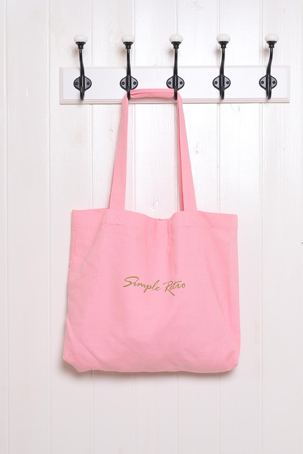 "Literary vintage bag" (리터러리 빈티지 백) 3가지 색상으로 만나는 여성 가방입니다. 부드러운 텍스처와 안감 처리로 고급스러움을 더했으며, 린넨과 비스코스 소재로 제작되어 쾌적한 사용감을 선사합니다. 사각 모양에 옐로우, 핑크, 블루 세 가지 다채로운 색상으로 데이트룩, 카페룩, 쇼핑룩 등 다양한 스타일에 매치하기 좋습니다. "Smooth scent" (스무스 센트)를 느껴보세요. 클래식, 미니멀, 걸리시 스타일을 즐겨 입는 여성분들에게 추천합니다.
