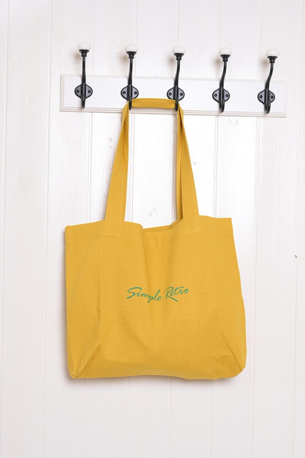 Literary 빈티지 백_3color는 비스코스와 린넨 소재로 제작된 여성 토트백입니다. 미디엄 사이즈의 사각 가방으로, 옐로우, 핑크, 블루 세 가지 색상으로 만나볼 수 있습니다. 심플한 디자인과 부드러운 텍스처, 레터링 패턴이 빈티지한 멋을 더합니다. 내부 라이닝 처리와 오픈형 잠금 방식으로 실용성을 높였으며, 데이트룩, 쇼핑룩, 카페룩 등 다양한 TPO에 미니멀, 클래식, 캐주얼 스타일을 연출하기 좋습니다.
