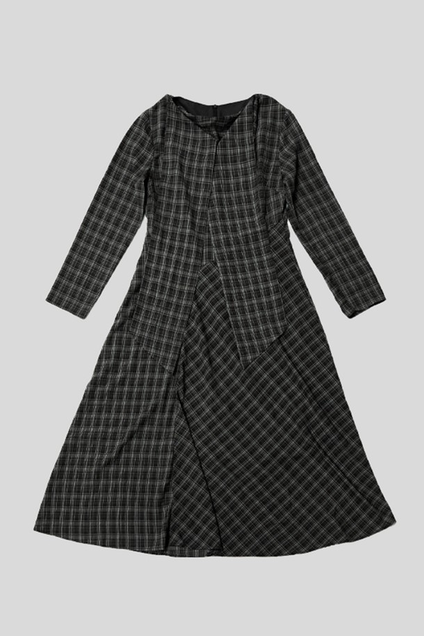 그레이와 브라운 두 가지 색상으로 출시된 플리드 롱 슬리브드 드레스입니다. 부드러운 비스코스, 나일론, 스판덱스 혼방 소재로 제작되어 편안한 착용감을 선사합니다. 체크 패턴과 A라인 플레어 치마, 스카프넥 디자인이 클래식하면서도 우아한 분위기를 연출합니다. 안감 처리가 되어 있으며 비대칭 디자인으로 포인트를 더했습니다. 데이트룩, 모임룩, 겨울 데일리룩 등 다양한 TPO에 활용 가능하며, 미니멀하고 클래식한 스타일을 선호하는 여성분들께 추천합니다.
