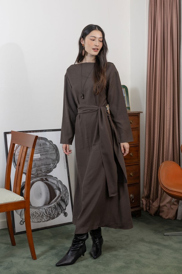 세련된 분위기를 연출하는 원숄더 허리 리본 원피스입니다. 베이지 브라운 컬러의 폴리에스테르 소재로 제작되어 부드러운 촉감을 선사하며, 봄, 가을에 즐겨 입기 좋습니다. A라인 플레어 스커트와 체크 패턴, 긴 소매 디자인이 여성스러운 실루엣을 강조합니다. 허리 리본 디테일로 포인트를 더했으며, 안감 없이도 비침 걱정 없이 착용 가능합니다. 데이트룩, 카페룩, 모임룩 등 다양한 TPO에 클래식하고 미니멀, 로맨틱한 스타일을 더해보세요.
