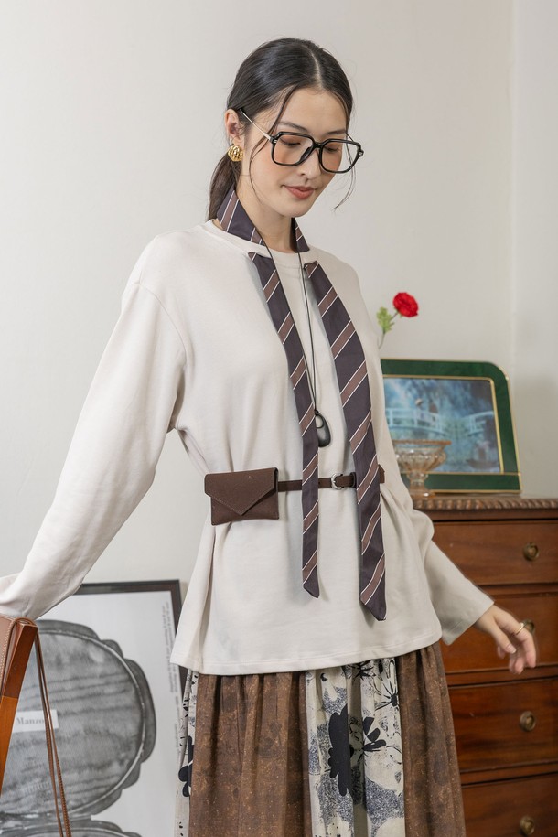 아이보리, 블랙 2가지 색상으로 출시된 솔리드 컬러 블라우스 with 패턴 타이 세트입니다. 부드러운 촉감의 면과 폴리에스테르 혼방 소재로 제작되어 봄, 가을에 착용하기 좋습니다. 라운드넥 디자인에 긴 소매, 레귤러핏으로 클래식하고 우아한 스타일을 연출합니다. 체크 패턴의 타이 세트가 포함되어 있어 다양한 TPO(데이트룩, 모임룩, 카페룩)에 맞춰 스타일리시하게 코디할 수 있습니다. 미니멀하고 로맨틱한 무드의 블라우스를 만나보세요. 벨트는 미포함이며, 코디용 스커트/팬츠는 별도 구매입니다.
