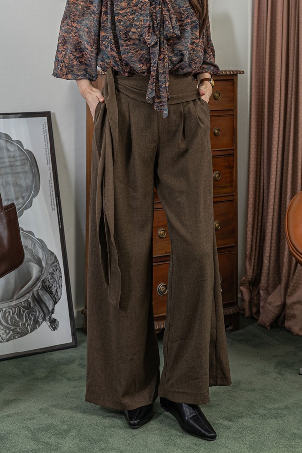 **웨이브 벨트 캐주얼 팬츠_2컬러**는 부드러운 면, 나일론, 텐셀 혼방 소재로 제작되어 가을, 겨울에 편안하게 착용할 수 있는 여성 캐주얼 팬츠입니다. 루즈핏 와이드 디자인에 허리 부분의 웨이브 벨트 디테일이 특징이며, 2가지 컬러로 구성되어 다양한 스타일 연출이 가능합니다. 일상, 가을 나들이, 겨울 데일리룩 등 TPO에 구애받지 않고 캐주얼, 미니멀, 클래식 스타일을 완성해 보세요. 중간 두께감으로 지금부터 겨울까지 따뜻하게 즐길 수 있으며, 부드러운 촉감이 특징입니다.
