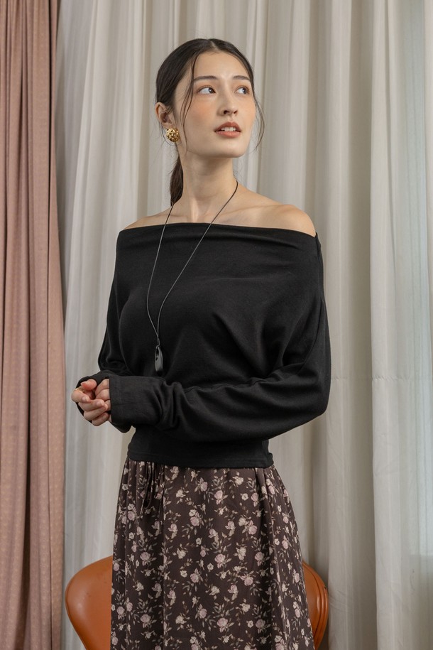 우아하고 세련된 무드의 여성용 원숄더 핫 탑입니다. 봄, 여름 시즌에 어울리는 디자인으로, 데이트룩, 카페룩, 모임룩 등 다양한 TPO에 활용할 수 있습니다. 클래식, 미니멀, 로맨틱 스타일을 모두 아우르는 매력적인 아이템입니다. 블랙, 화이트, 그레이, 브라운 4가지 컬러의 체크 패턴으로, 비대칭 원숄더 디자인이 돋보입니다. 자유 사이즈로 제작되어 편안하게 착용 가능합니다.
