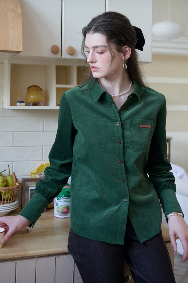아이보리와 그린, 두 가지 색상으로 출시된 다용도 코듀로이 셔츠입니다. 100% 코튼 소재로 제작되어 부드러운 촉감을 선사하며, 가을, 겨울 시즌에 따뜻하게 착용할 수 있습니다. 레귤러 핏에 차이나 칼라, 긴 소매 디자인으로 캐주얼하고 베이직한 스타일을 연출합니다. 무지 패턴에 포켓 디테일이 더해져 실용성을 높였으며, 가을 나들이룩이나 겨울 데일리룩에 활용하기 좋습니다. 버튼 여밈 방식으로 편안하게 착용할 수 있는 두꺼운 두께감의 셔츠입니다.
