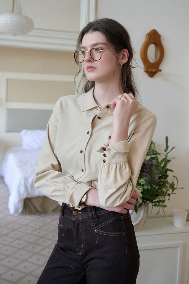 **베르사틸 코듀로이 셔츠_2컬러**는 부드러운 코듀로이와 면 혼방 소재로 제작되어 포근한 착용감을 선사하는 여성용 셔츠입니다. 아이보리, 그린 두 가지 색상으로 출시되었으며, 레귤러 핏에 차이나칼라 디자인으로 캐주얼하면서도 클래식한 무드를 연출합니다. 가을, 겨울 시즌에 적합하며, 두꺼운 두께감으로 따뜻하게 입을 수 있습니다. 베이직하고 미니멀한 스타일로, 가을 나들이룩이나 겨울 데일리룩에 활용하기 좋습니다. 긴 소매와 버튼다운 디테일이 특징입니다.
