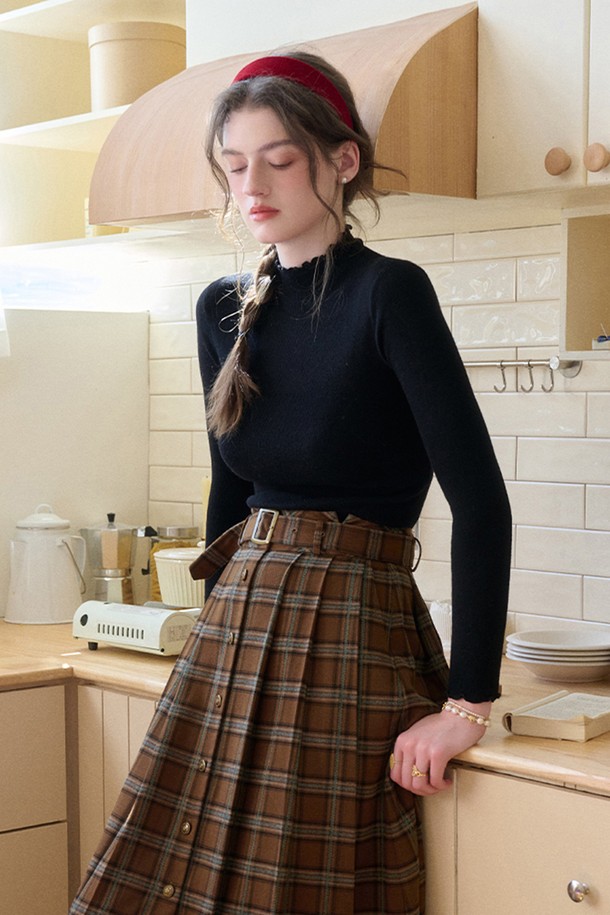 "Wear base full top_6color"는 부드러운 촉감의 울 100% 소재로 제작되어 포근함을 선사하는 여성용 긴소매 탑입니다. 라운드넥과 레귤러핏 디자인으로 베이직하면서도 세련된 스타일을 연출하며, 가을/겨울 시즌에 활용하기 좋습니다.  두꺼운 두께감으로 보온성을 높였으며, 무지 디자인으로 어떤 하의와도 매치하기 용이합니다.  아이보리, 라임, 퍼플 샌드, 차콜 블랙 등 4가지 다채로운 컬러 옵션으로 만나보세요.  겨울 데일리룩, 카페룩, 모임룩 등 다양한 TPO에 클래식, 미니멀, 캐주얼 무드로 활용할 수 있습니다.
